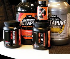 Bokser med proteinpulver og kreatin på disken